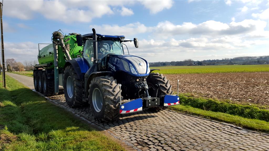 New Holland Joskin Euroliner Green Met New Holland T7 315 HD In Blue