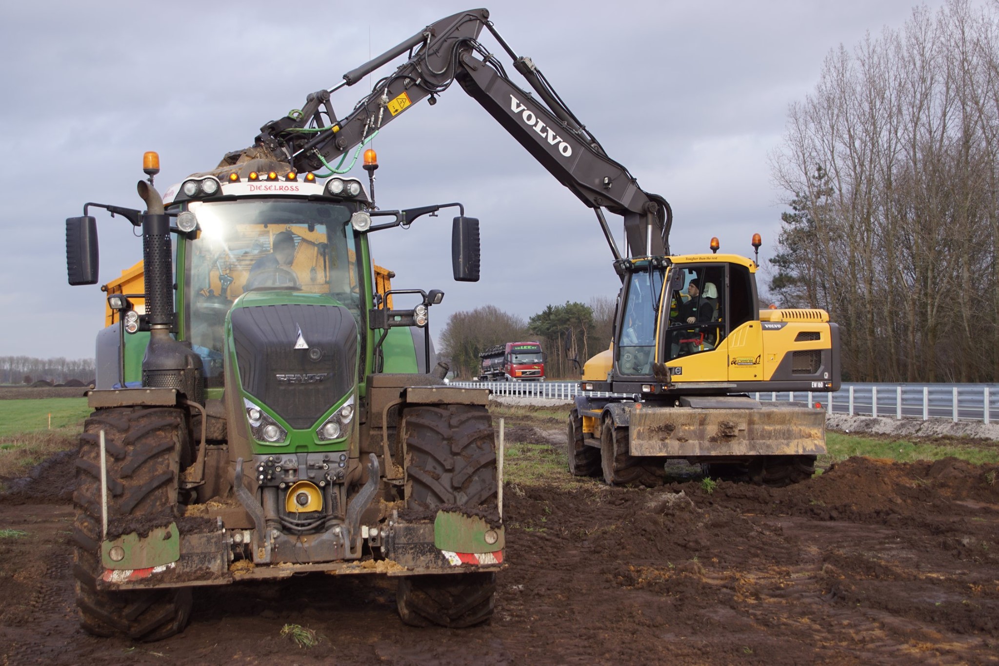 Grond Dumperen Met Een Fendt Vario En Claas Axion Trekkerweb