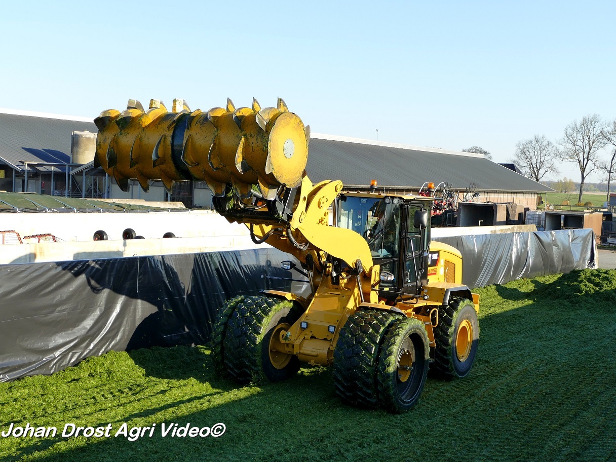 New Holland New Holland Fr Forage Cruiser Aan Het Gras Hakselen