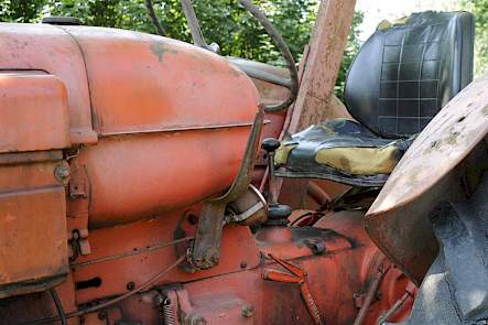 Typisch Nuffield is de hendel voor het handgas aan de linkerkant. Die zit bij de meeste andere oudere trekkers rechts of op het dashboard.