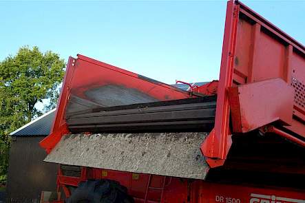 Door een verlenging van de bunker, hoeft de kipper niet zo dicht op de rooier te rijden. en kan je met dubbellucht werken zonder elkaar te raken.