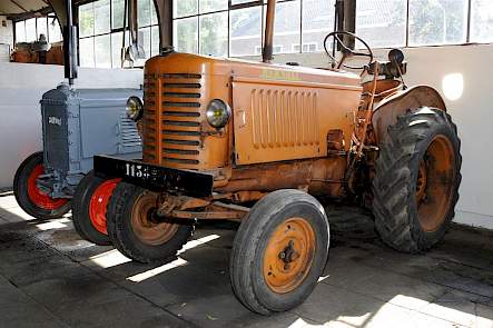 Een Renault 3042 uit 1951, volgens Dijkstra een echte schuurvondst uit Frankrijk. De trekker is op een voorband na origineel.