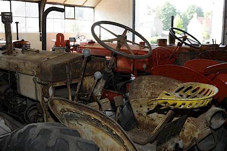 Een ongerestaureerde, maar wel geheel complete en originele Renault 304 uit 1938. De trekker daarnaast is ook een 304, maar die is bepaald niet origineel meer.