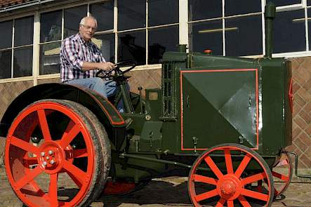 De Renault PE uit 1926 is de oudste trekker uit de verzameling Renaults van Epke Dijkstra.