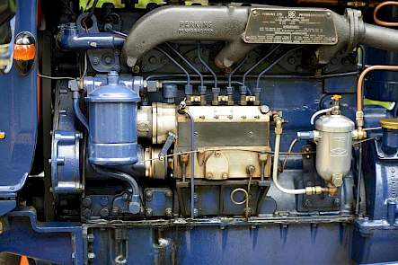 De zescilinder Perkinsdiesel van de Fordson Major.