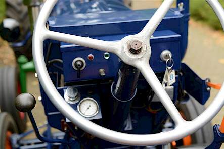 De Fordson heeft nog het originele aluminium stuur. Ook mooi, vindt Rohald, 'maar het geeft wel altijd zwart af'.