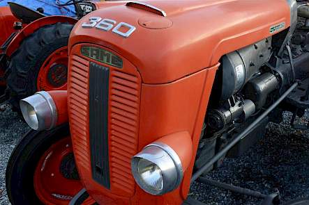 Deze Same 360 is een van de kroonjuwelen van Kamping. De trekker heeft een driecilinder motor van 60 pk.