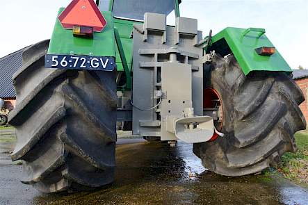 De achterbanden van de Deutz D16006. Voor liggen er ook zulke knoerten om.