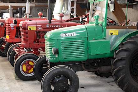 Zijn schoonvader had een Steyr van het type kikker. Vandaar dat Prinsen er ook zo een in zijn verzameling wilde hebben. Achter de Steyr zien we een Farmall H en een McCormick B-450.