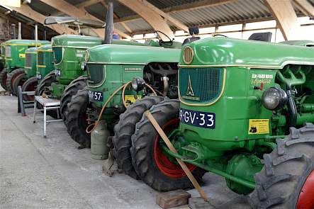Deze Deutz 4005 en 5005 zijn bijzonder vanwege het feit dat ze vierwielaandrijving hebben. Deutz leverde die zelf niet. Deze trekkers zijn omgebouwd door een Zwitsers bedrijf.