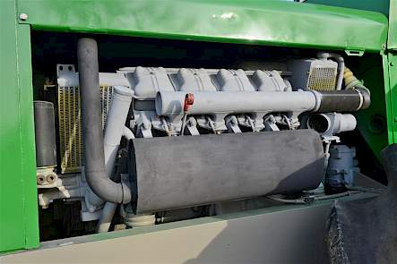 De Deutz D16006 kniktrekker heeft een V8-motor.