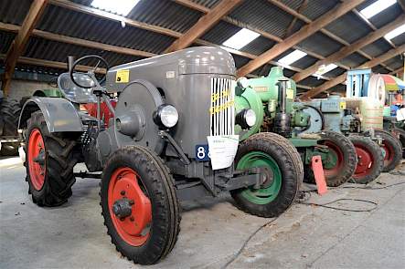 De Fendt F18H met verdampermotor, daarnaast een Allgaier en twee Kramers, alle drie ook trekkers met een verdampermotor.