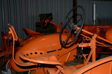 De panzitting van de Allis Chalmers WC steekt ver naar achteren.