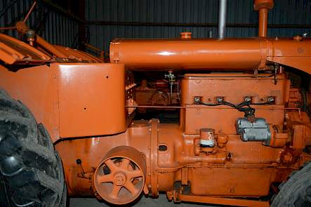 Het motorblok met poelie van de Allis Chalmers U.