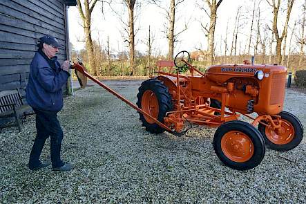 Van der Bliek demonstreert hoe je de maaibalk van de Allis Chalmers B uitklapt.