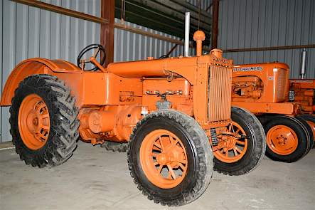 De Allis Chalmers U is de oudste trekker uit de collectie van Van der Bliek.