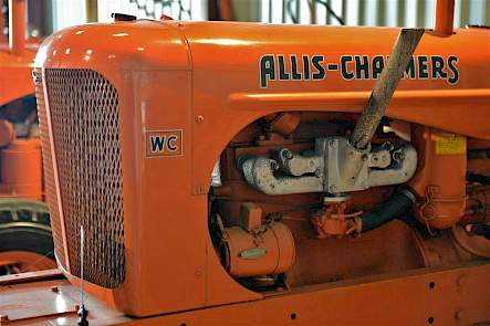 De Allis Chalmers WC heeft een scheve uitlaat zonder demper. Dat knettert behoorlijk.