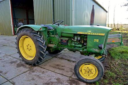 Deze John Deere 310 was ooit de tweede trekker op het ouderlijk bedrijf van Van der Bliek.
