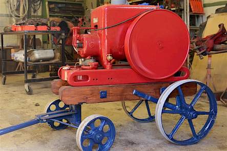 Van der Bliek en zijn sleutelvriend Joop Veerhoek restaureren ook werktuigen en stationaire motoren zoals deze McCormick Deering uit 1938.