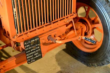 De Allis Chalmers U heeft geen startmotor. Starten doe je hem met deze slinger.