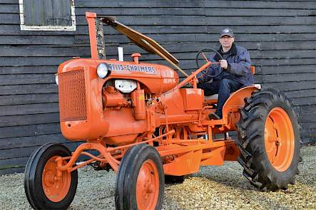 De Amerikaanse Allis Chalmers B onderscheidt zich van de Engelse B onder meer door zijn kromme vooras.