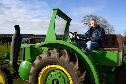 Graafmans heeft de panzitting van de 401 vervangen door een bank, zodat er ook nog iemand mee kan rijden. Om op te kunnen stappen moet de bank wel eerst opzij worden geklapt.