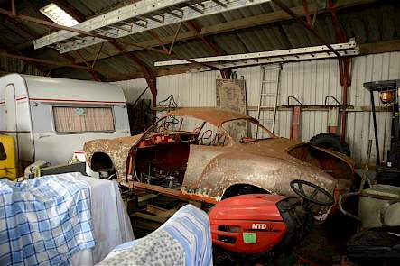 Ondanks dat het niet op wil schieten heeft Graafmans zich ook nog voorgenomen om de restauratie van deze VW Karmann Ghia af te maken.