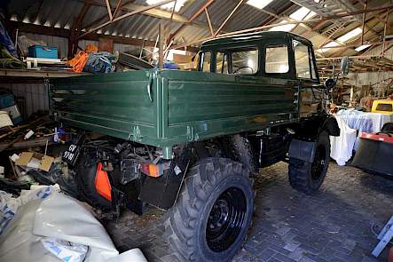 De Unimog waar Graafmans een oprijwagen of caravan achter hangt om mee naar shows te gaan.