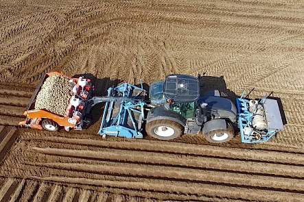 Miedema CP 42 getrokken met portaaldissel, Imants spitmachine, Valtra