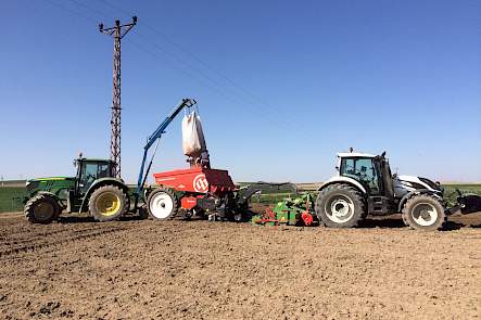 Miedema MS 4000 in Turkije met Valtra