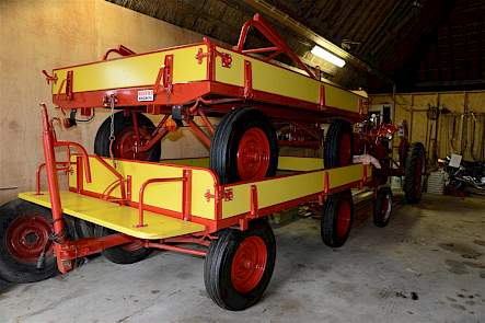 Deze twee gerestaureerde platte wagens van Miedema zijn van een vriend.
