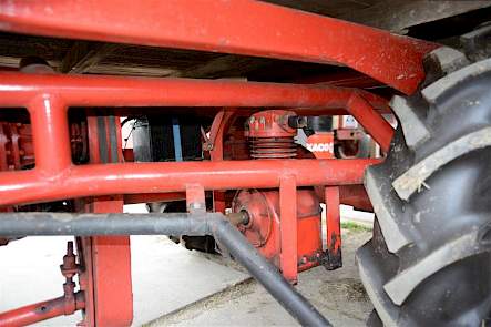 Onder de laadbak zit de vacu&uuml;mpomp voor de melkmachine. De pomp wordt aangedreven door de aftakas.