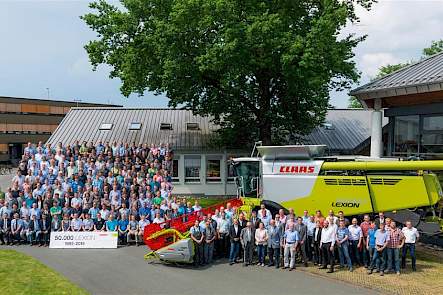 CLAAS celebrate their 50,000th LEXION: Shareholders, employees from Technical Development , Assembly and other involved departments in front of the jubilee machine.