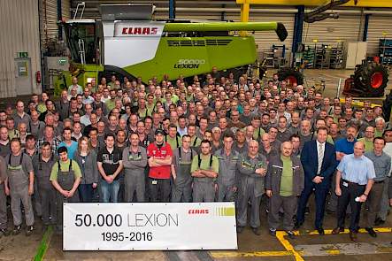 Many hands contribute to the success story of the LEXION. The entire Assembly team gathered around the 50,000th machine for the photo.