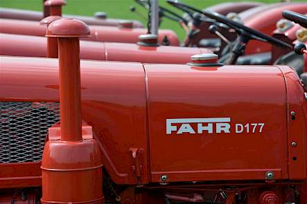 Deze Fahr D177 is uitgerust met een maaibalk met aparte onderaandrijving. De maaibalk zelf was op het moment van ons bezoek aan Bronk in reparatie.