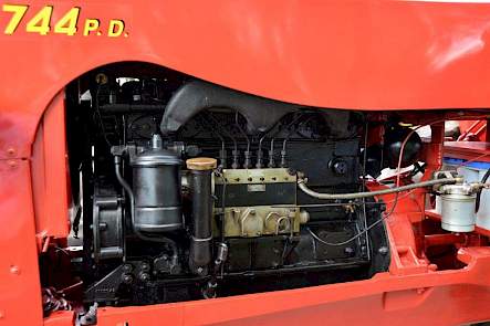 De Massey Harris is uitgerust met een 44 pk sterke Perkins dieselmotor.