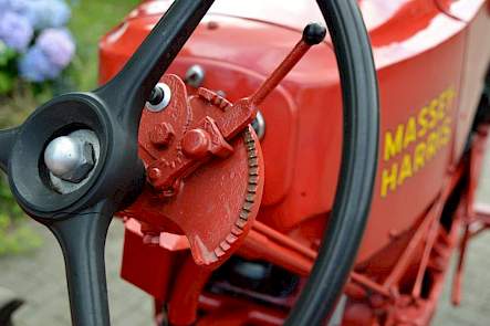 Net als zijn Ferguson-broertjes heeft de Massey Harris alleen handgas, geen voetgas.