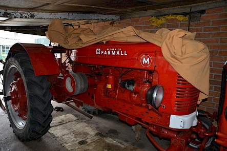 Nog een Farmall M, maar dan een echte Amerikaanse. Dus met een benzine/petroleummotor.