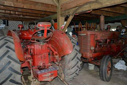 De trekker van achteren gezien is een Engels McCormick B-450, de andere is een Amerikaanse McCormick W6. Rokx moet beide trekkers nog opknappen.