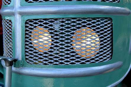 Bij de groene Kramer zitten de koplampen achter de grille van de motorkap.