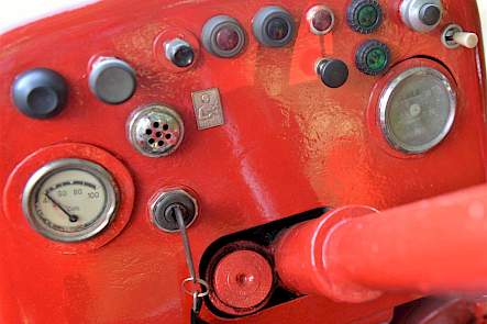 Het dashboard van de KW160 met links de onontbeerlijke motortemperatuurmeter.