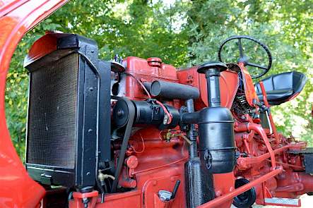 Onder de motorkap van de KW160 valt meteen de grote radiator op.