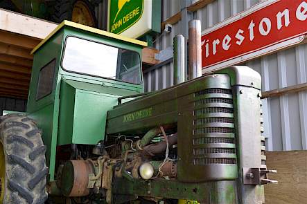 Deze John Deere type A kocht Klaas Oord in Frankrijk. Hij heeft jaren moeten soebatten voor de eigenaar hem wilde verkopen. Oord wilde hem graag hebben vanwege de houten cabine.