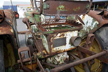Een bonk roest. Maar bijzonder is dan wel dat het dealerplaatje nog leesbaar is. Daaruit blijkt dat het een origineel in Nederland geleverde trekker is.