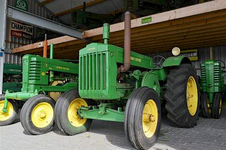 Klaas Oord verzamelt zelf bij voorkeur John Deeres die net na de oorlog in het kader van de Marshallhulp naar Nederland zijn gekomen. Dat geldt voor zowel de D als de G op deze foto.