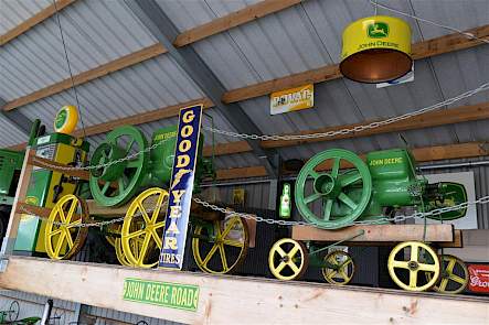 Klaas Oord bezit ook verschillende stationaire motoren van John Deere, waaronder deze twee fraai gerestaureerde exemplaren.