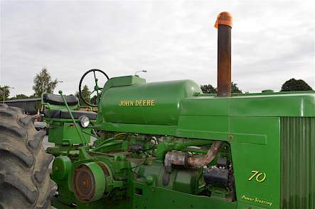 Een John Deere 70 met lpg-tank. De 70 was de opvolger van de John Deere G.