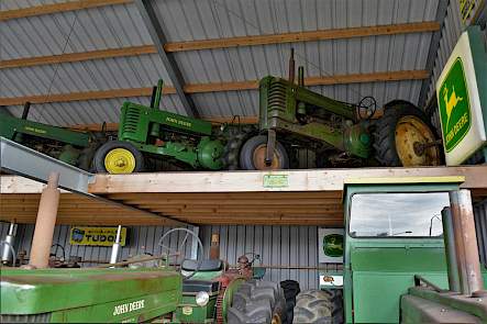 Ook de etage in de loods wordt gebruikt om trekkers en andere spullen van John Deere tentoon te stellen.