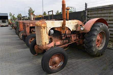 Als handelaar is Klaas Oord niet eenkennig. Vandaar dat er op zijn terrein ook veel oldtimers van andere merken staan, vrijwel allemaal afkomstig uit Uruguay en voor het merendeel van Noord-Amerikaanse makelij.