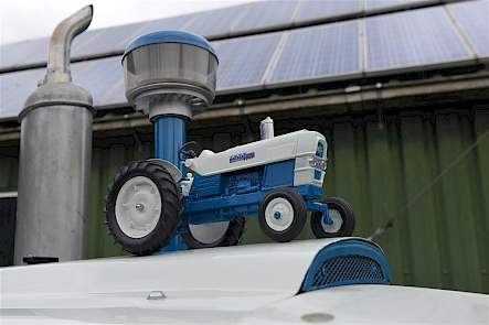 De met veel moeite op internet gevonden modeltrekker van een Ford 6000. Net als de echte Ford moest ook de speelgoedtrekker helemaal gerestaureerd worden om hem weer toonbaar te maken.